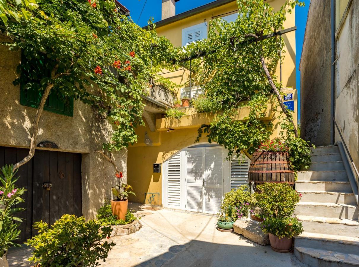 Charming Studio Apartment At House Rustica With Terrace And Nearby Parking Пунат Экстерьер фото